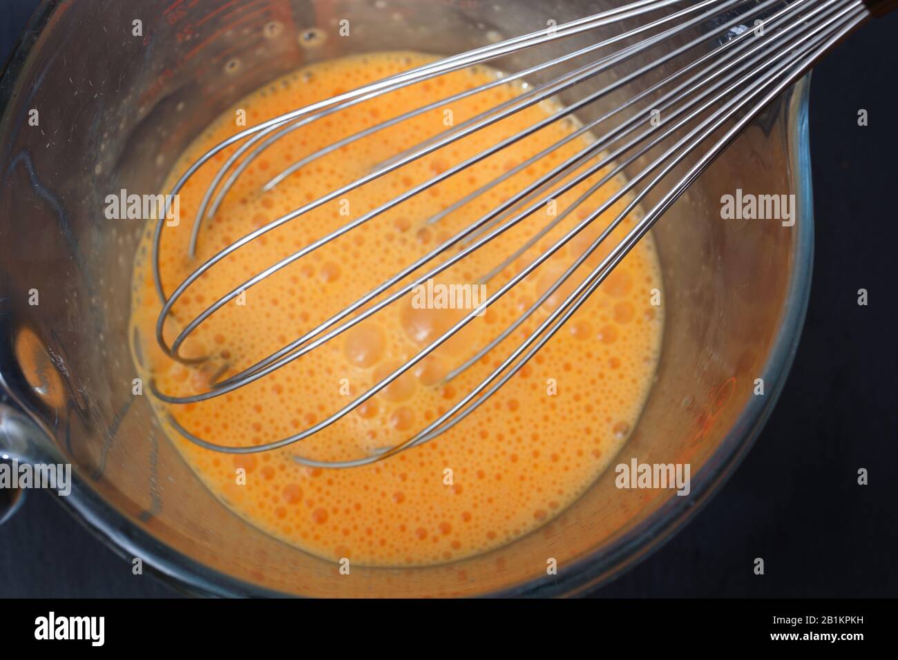 Mano Femminile Con Una Frusta Da Cucina - Fotografie stock e altre immagini  di Acciaio - Acciaio, Ambientazione interna, Attrezzatura - iStock