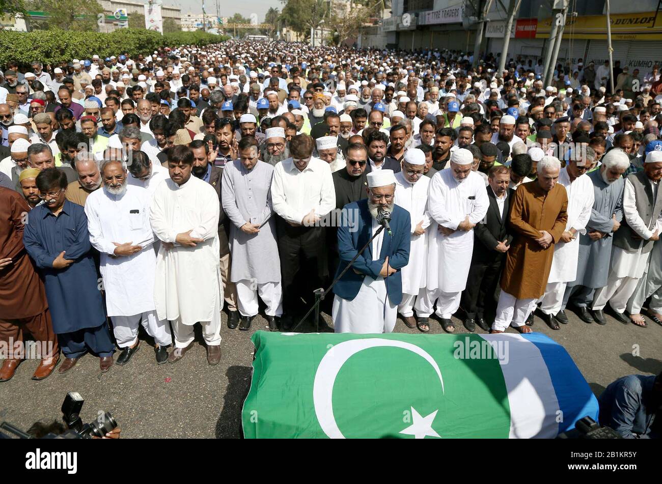 Studiosi religiosi, leader politici, legislatori e civili partecipano alla cerimonia di preghiera funeraria di Jamiat Ulema-e-Islam leader ed Ex sindaco Karachi Niamatullah Khan, tenuto a Idara-e-Noor Haq vicino a M.A Jinnah Road a Karachi mercoledì 26 febbraio 2020. Niamatullah Khan, meglio conosciuto come Niamatullah Khan Advocate, ex sindaco e capo senior del Jamat-e-Islami, è morto qui il martedì dopo malattia prolungata. Aveva 89 anni. Foto Stock