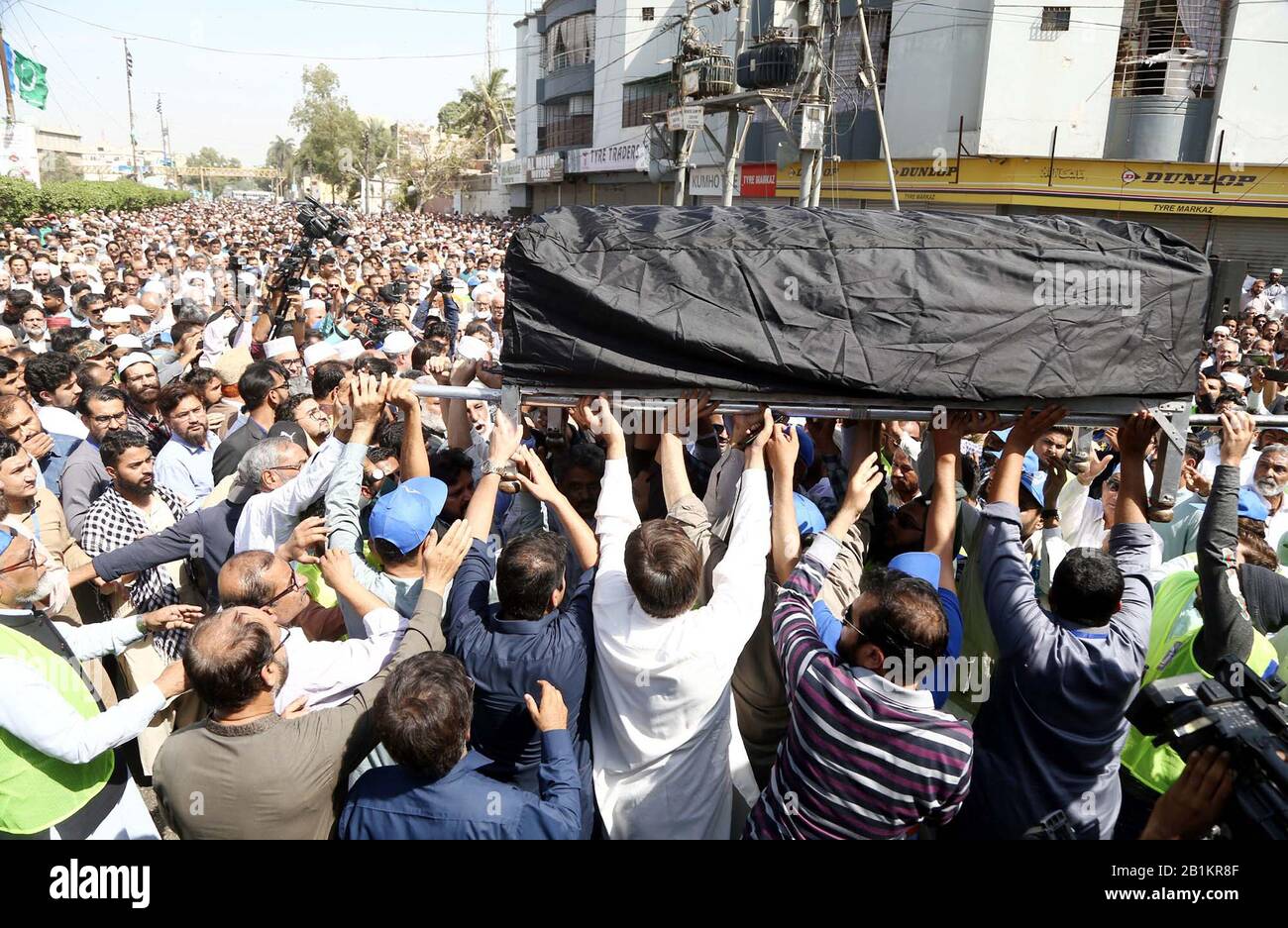 Studiosi religiosi, leader politici, legislatori e civili partecipano alla cerimonia di preghiera funeraria di Jamiat Ulema-e-Islam leader ed Ex sindaco Karachi Niamatullah Khan, tenuto a Idara-e-Noor Haq vicino a M.A Jinnah Road a Karachi mercoledì 26 febbraio 2020. Niamatullah Khan, meglio conosciuto come Niamatullah Khan Advocate, ex sindaco e capo senior del Jamat-e-Islami, è morto qui il martedì dopo malattia prolungata. Aveva 89 anni. Foto Stock