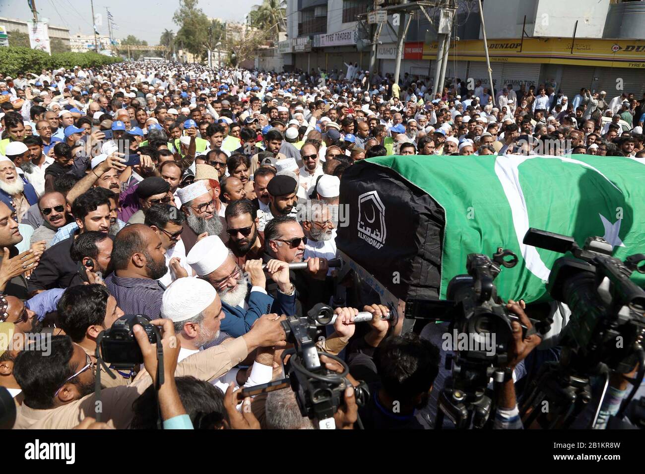 Studiosi religiosi, leader politici, legislatori e civili partecipano alla cerimonia di preghiera funeraria di Jamiat Ulema-e-Islam leader ed Ex sindaco Karachi Niamatullah Khan, tenuto a Idara-e-Noor Haq vicino a M.A Jinnah Road a Karachi mercoledì 26 febbraio 2020. Niamatullah Khan, meglio conosciuto come Niamatullah Khan Advocate, ex sindaco e capo senior del Jamat-e-Islami, è morto qui il martedì dopo malattia prolungata. Aveva 89 anni. Foto Stock