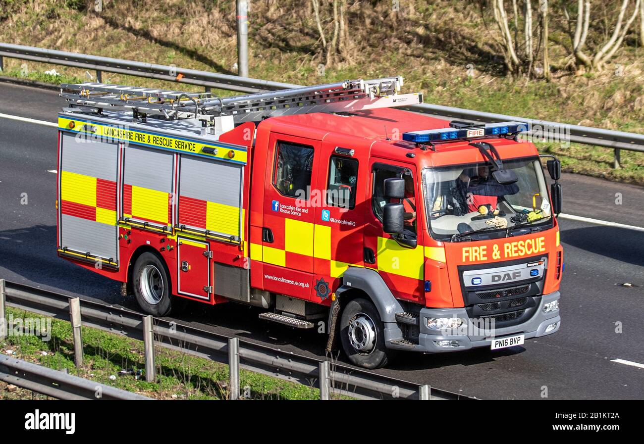 Lancashire Fire & Rescue, veicolo di emergenza, pompiere di soccorso, sicurezza, motore, camion antincendio rosso, trasporto, equipaggiamento, trasporto, vigili del fuoco, pericolo, reparto, servizio, camion antincendio, autostrada M6, Chorley, Regno Unito Foto Stock