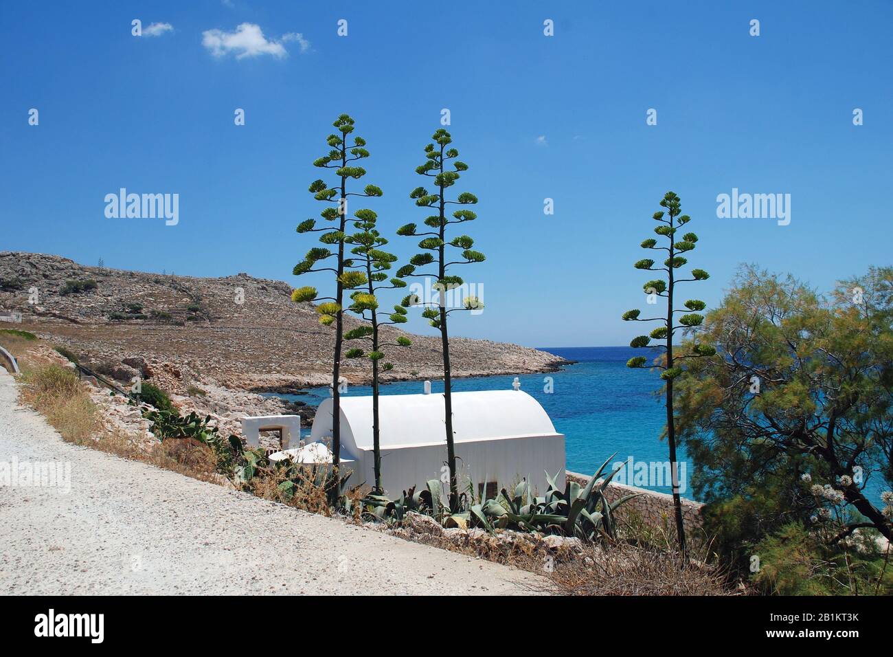 Una piccola cappella vicino alla spiaggia di Pondamos a Emborio sull'isola greca di Halki. Foto Stock