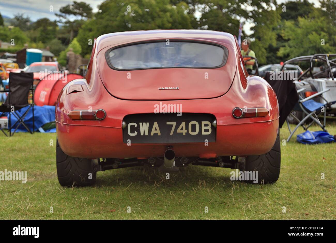 Vista posteriore di una Jaguar rossa 1964 e-Type. Foto Stock