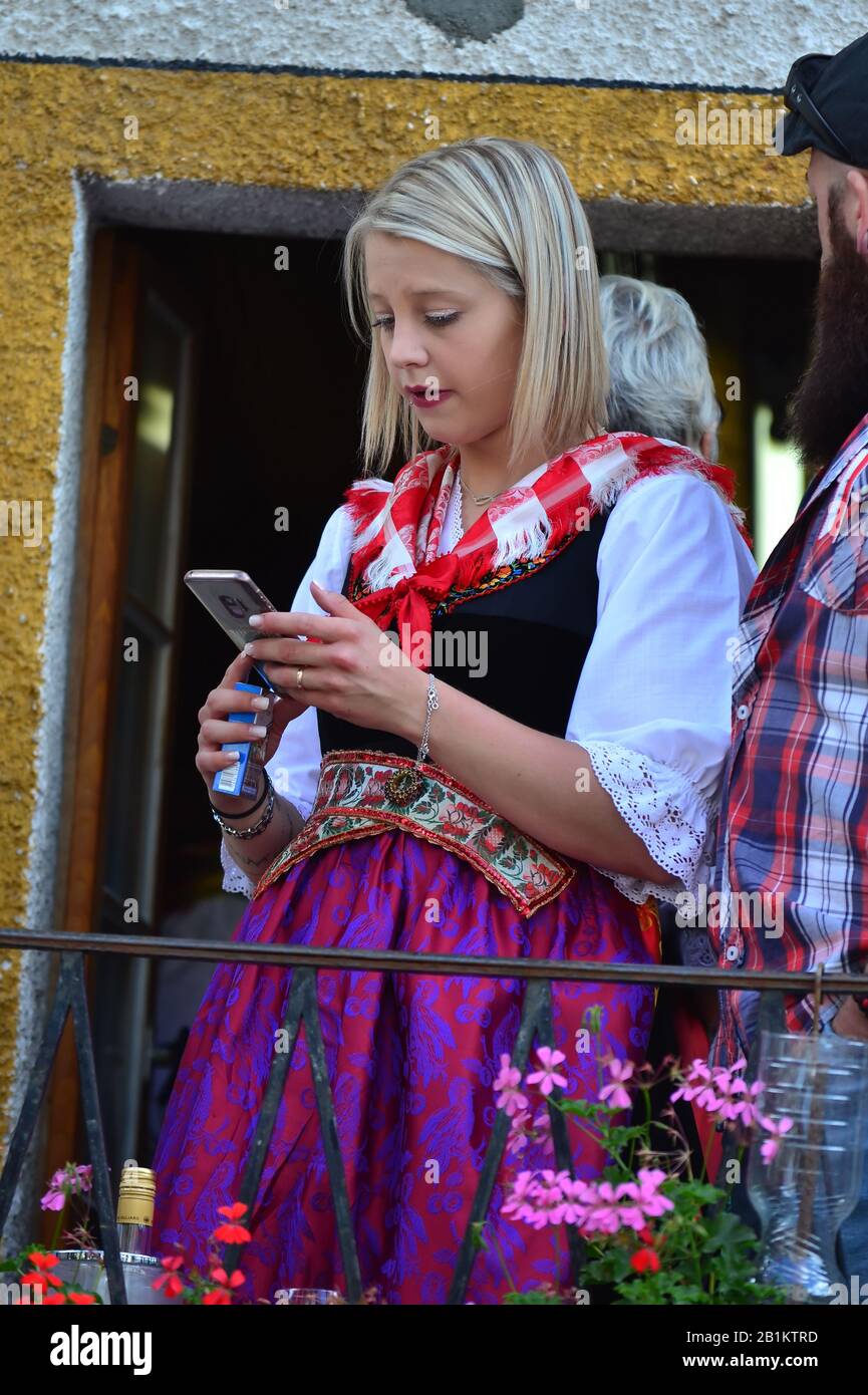 EVOLENE, SVIZZERA - 15 AGOSTO: Ragazza in costume svizzero tradizionale  controlla il suo telefono: 15 agosto 2019 a Evolene, Svizzera Foto stock -  Alamy