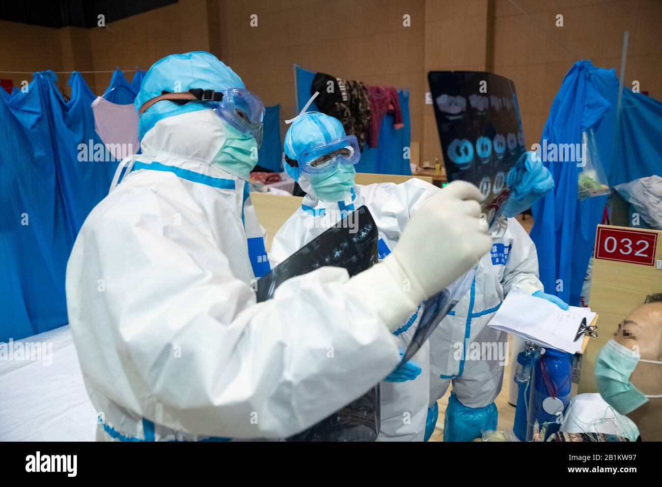 (200226) -- WUHAN, 26 febbraio 2020 (Xinhua) -- i medici controllano l'immagine TC di un paziente in un ospedale temporaneo nel distretto di Jiangxia a Wuhan, nella provincia centrale dell'Hubei in Cina, 25 febbraio 2020. Il primo lotto di 23 pazienti è uscito dal primo ospedale temporaneo con la medicina cinese tradizionale (TCM) Mercoledì a Wuhan, l'epicentro del focolaio di coronavirus nella provincia centrale cinese di Hubei. L'ospedale Make-shift nel distretto di Jiangxia di Wuhan è stato trasformato da un centro sportivo. Il personale medico di 20 ospedali TCM di cinque province ha preso la carica dei pazienti infettati nell'hospit Foto Stock