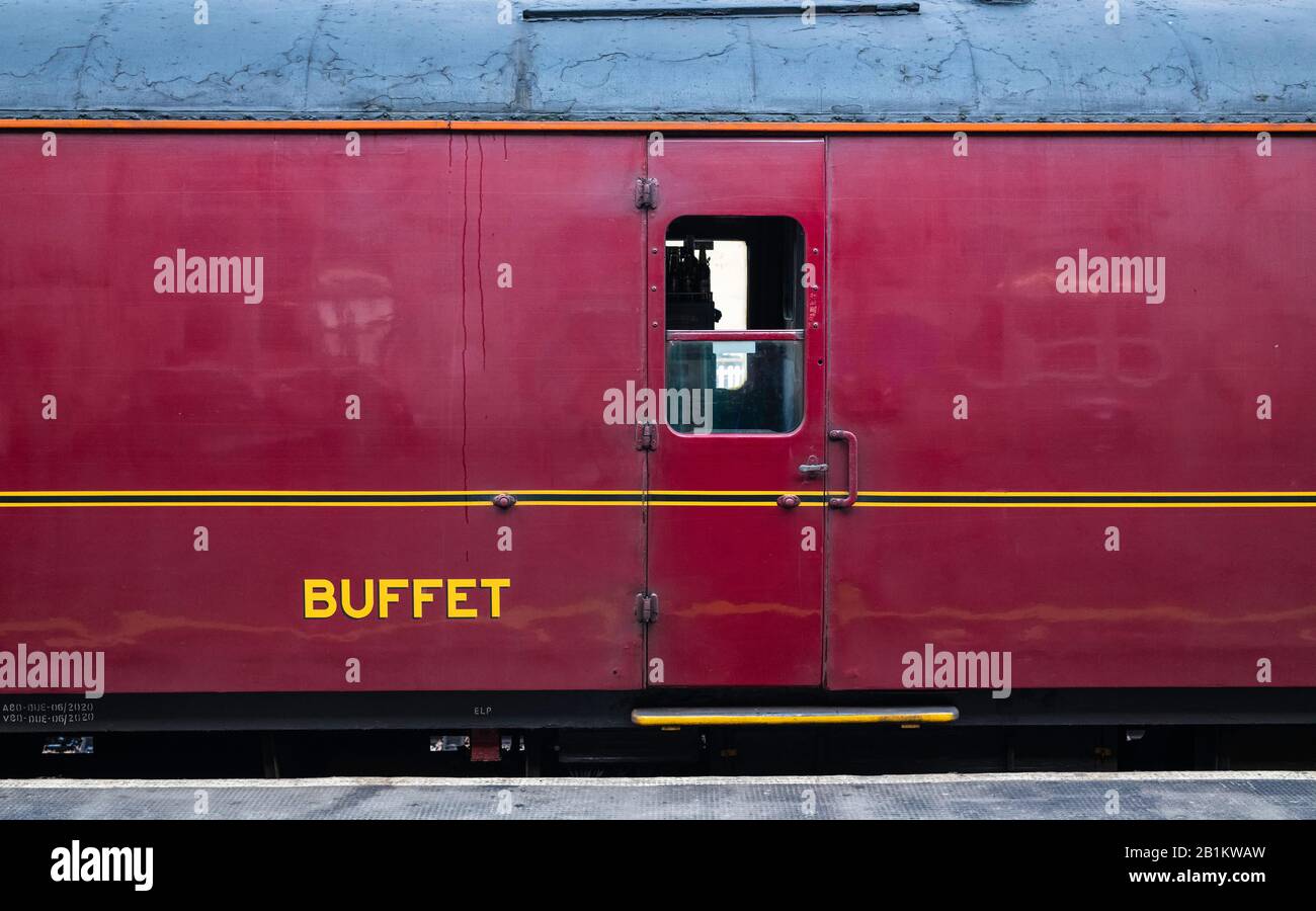 Dettaglio di vecchia carrozza a buffet in treno alla stazione di Carlisle utilizzato per escursioni a vapore del patrimonio da West Coast Railways, Cumbria, Inghilterra UK Foto Stock