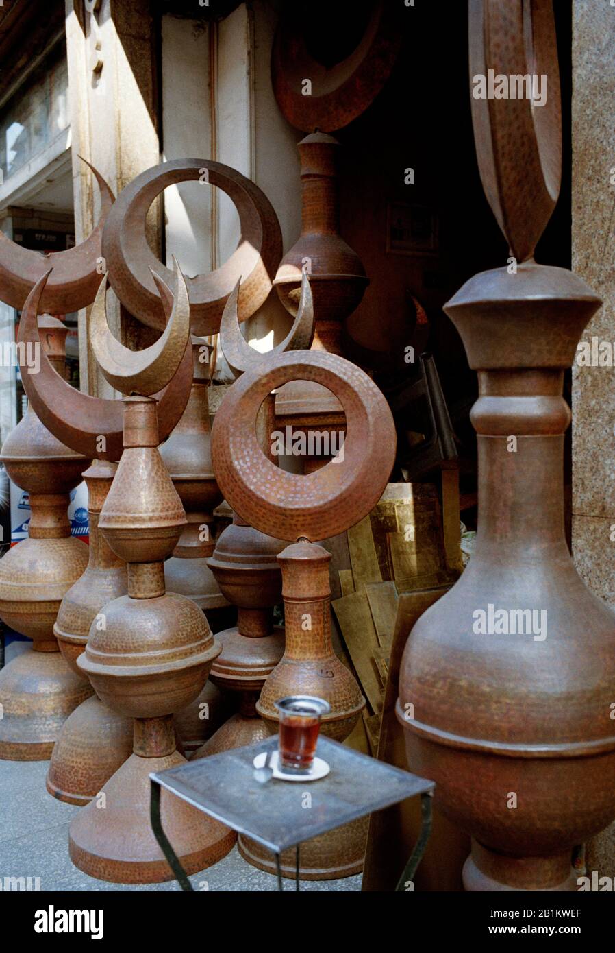 Moschea minareto crescent e luna per la vendita in Islamico Fatimid Cairo in Egitto in Nord Africa Foto Stock