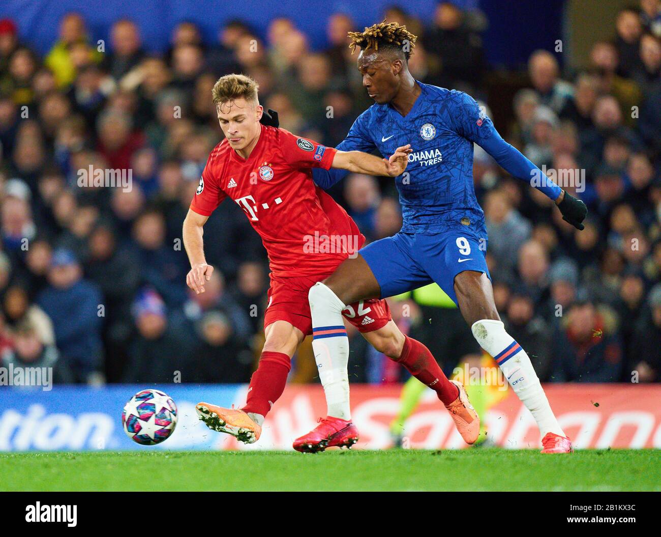 Champions League, Chelsea-Monaco, Londra 25 Febbraio 2020. Joshua KIMMICH, FCB 32 competono per la palla, affrontando, duello, header, zweikampf, azione, lotta contro Tammy ABRAHAM, Chelsea 9 FC CHELSEA - FC BAYERN MONACO 0-3 UEFA Football Champions League , Londra, 25 febbraio 2020, Stagione 2019/2020, round degli ultimi sedici, FCB, Baviera, München © Peter Schatz / Alamy Live News Foto Stock