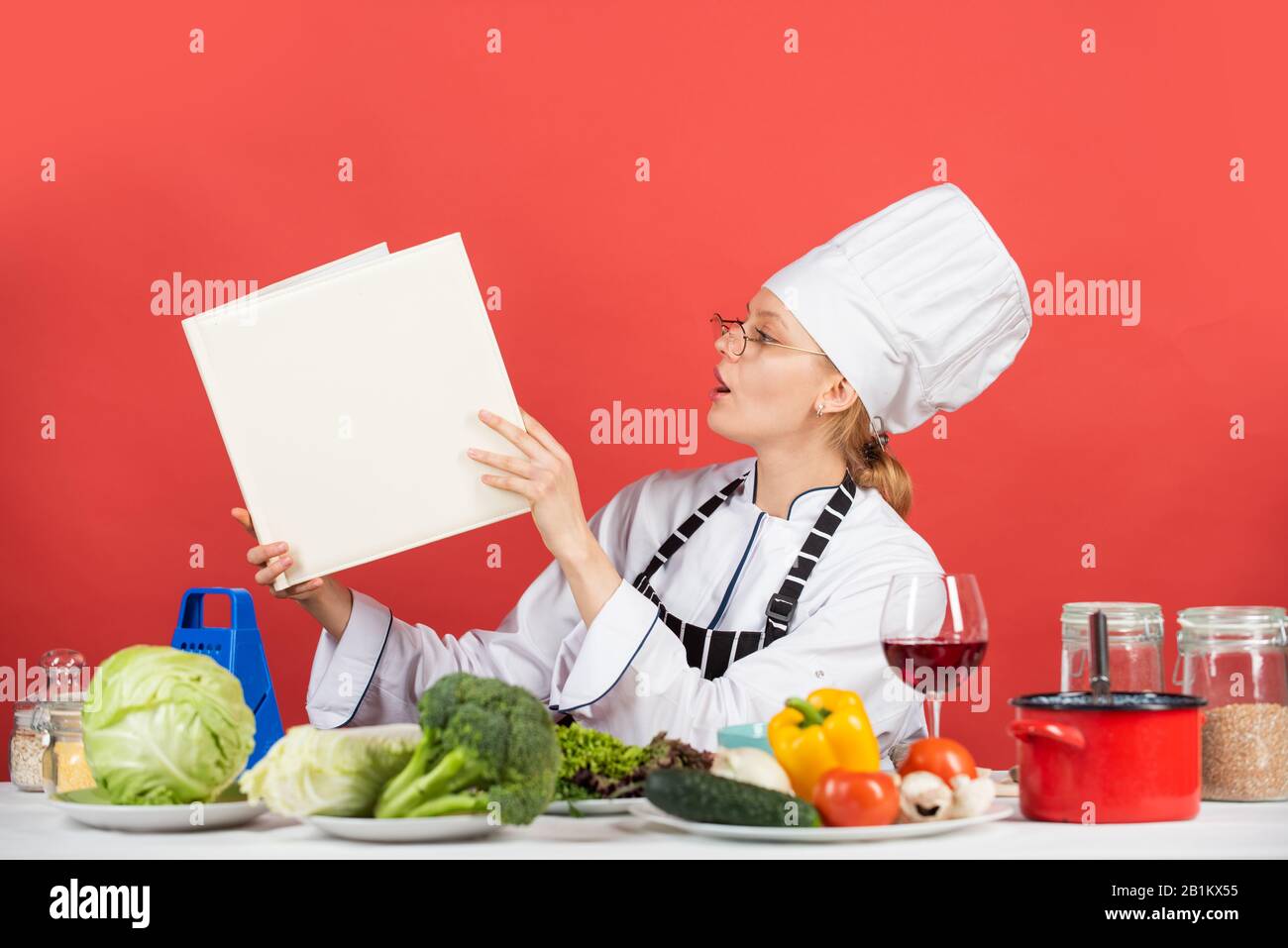 vi troverete in buona salute. istruzioni culinarie in internet. design del menu del ristorante. lezione di maestro per il processo di cottura dell'arte culinaria. cucina gourmet da parte dello chef. concetto per cucinare a casa. chef donna alla ricerca di ricette. Foto Stock