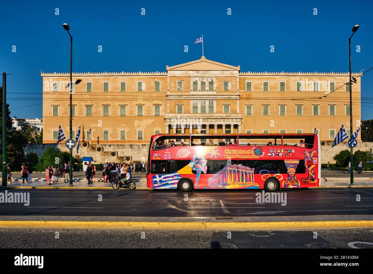 Autobus turistico sulla strada di fronte al Parlamento ellenico Foto Stock