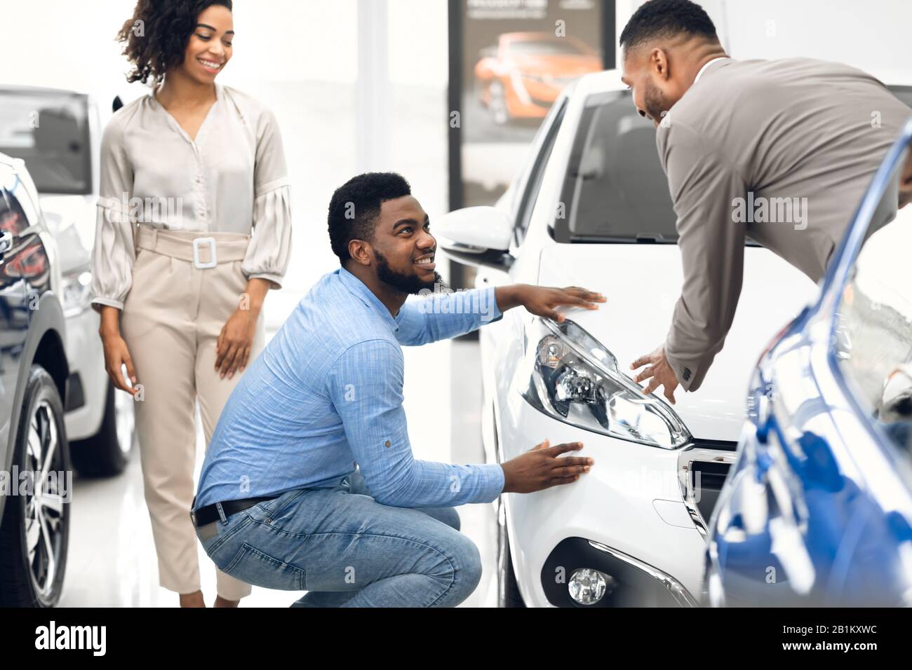 Abbinare La Scelta E Il Controllo Dell'Auto Con Il Responsabile Del Servizio Di Noleggio Foto Stock