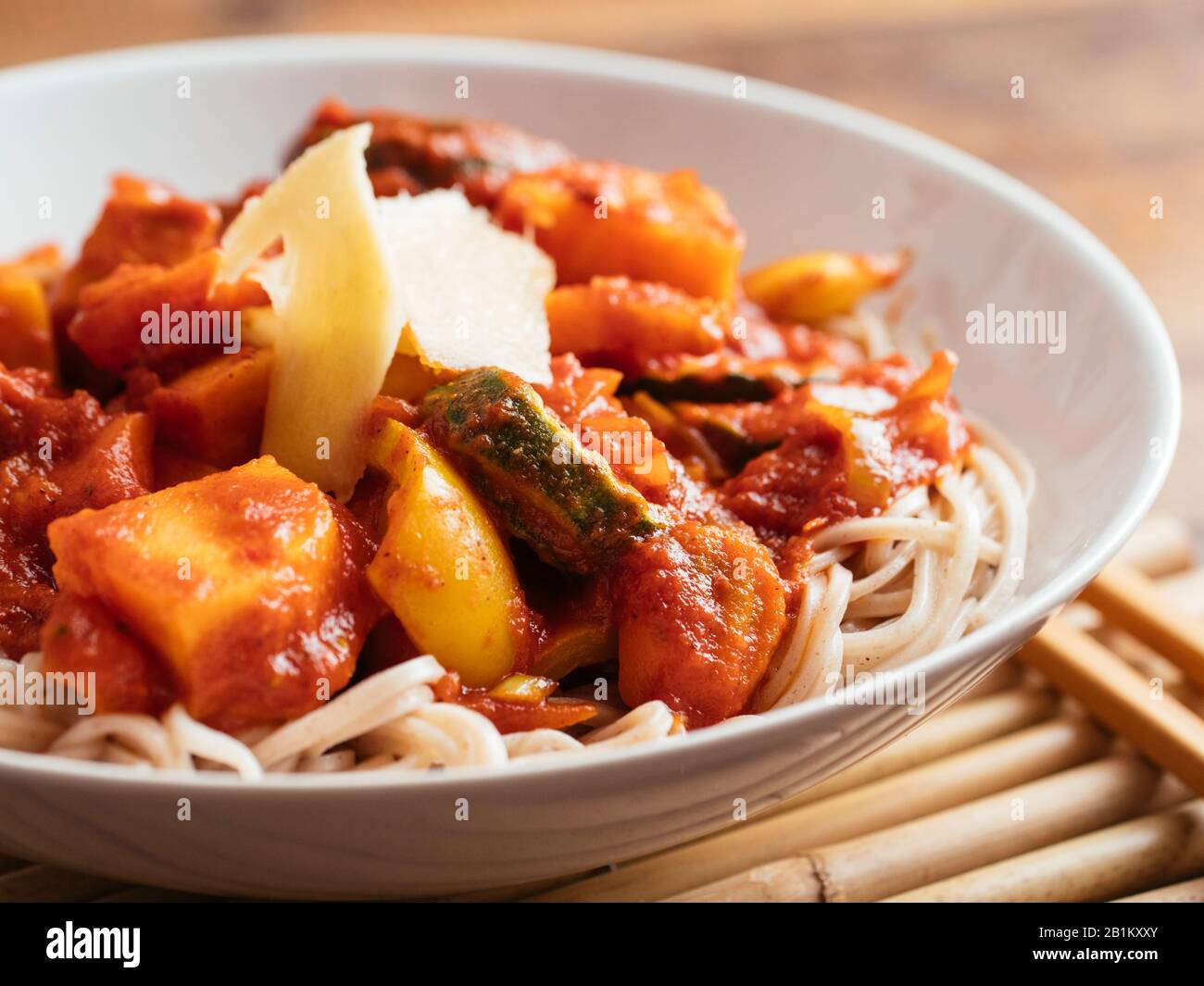 Yasai yaki soba vegano in una ciotola Foto Stock