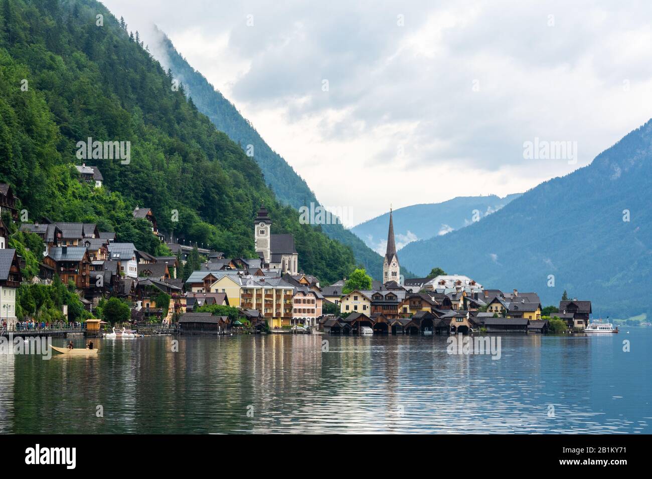 Hallstatt, Austria – 9 Luglio 2016. Vista della città di Hallstatt sulla riva del lago Hallstatter See in Austria, con edifici residenziali e commerciali Foto Stock