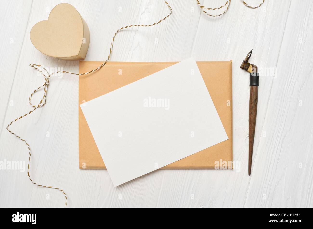 Mockup Letter con un biglietto d'auguri per San Valentino o matrimonio in stile rustico con posto per il tuo testo. Disposizione piatta, vista dall'alto Foto Stock