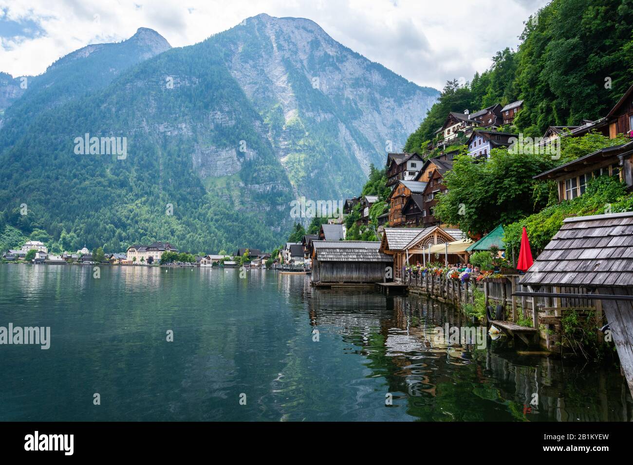 Hallstatt, Austria – 9 Luglio 2016. Vista della città di Hallstatt sulla riva del lago Hallstatter See in Austria, con edifici residenziali e commerciali Foto Stock