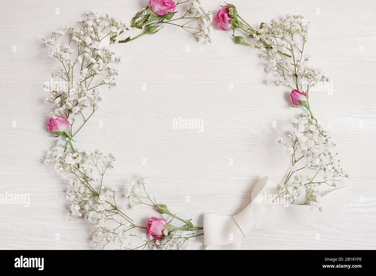 Primavera fiore wreath appeso su sfondo vintage bianco legno con posto per il tuo testo Foto Stock