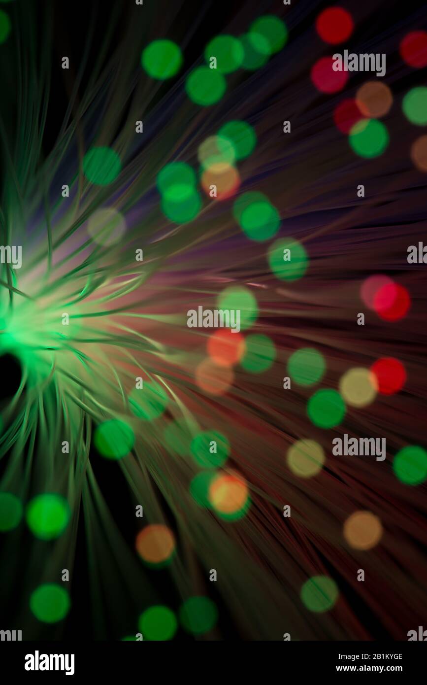 Il collegamento dei cavi ottici a fibra ottica a punti fornisce una trasmissione dati rapida ed efficace sulle reti per il telecom computing con luce laser Foto Stock