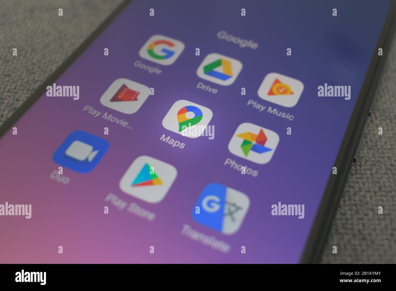 Atene, Grecia - 22 febbraio 2020: Nuova icona dell'app Google Maps tra altre app sullo schermo dello smartphone Foto Stock