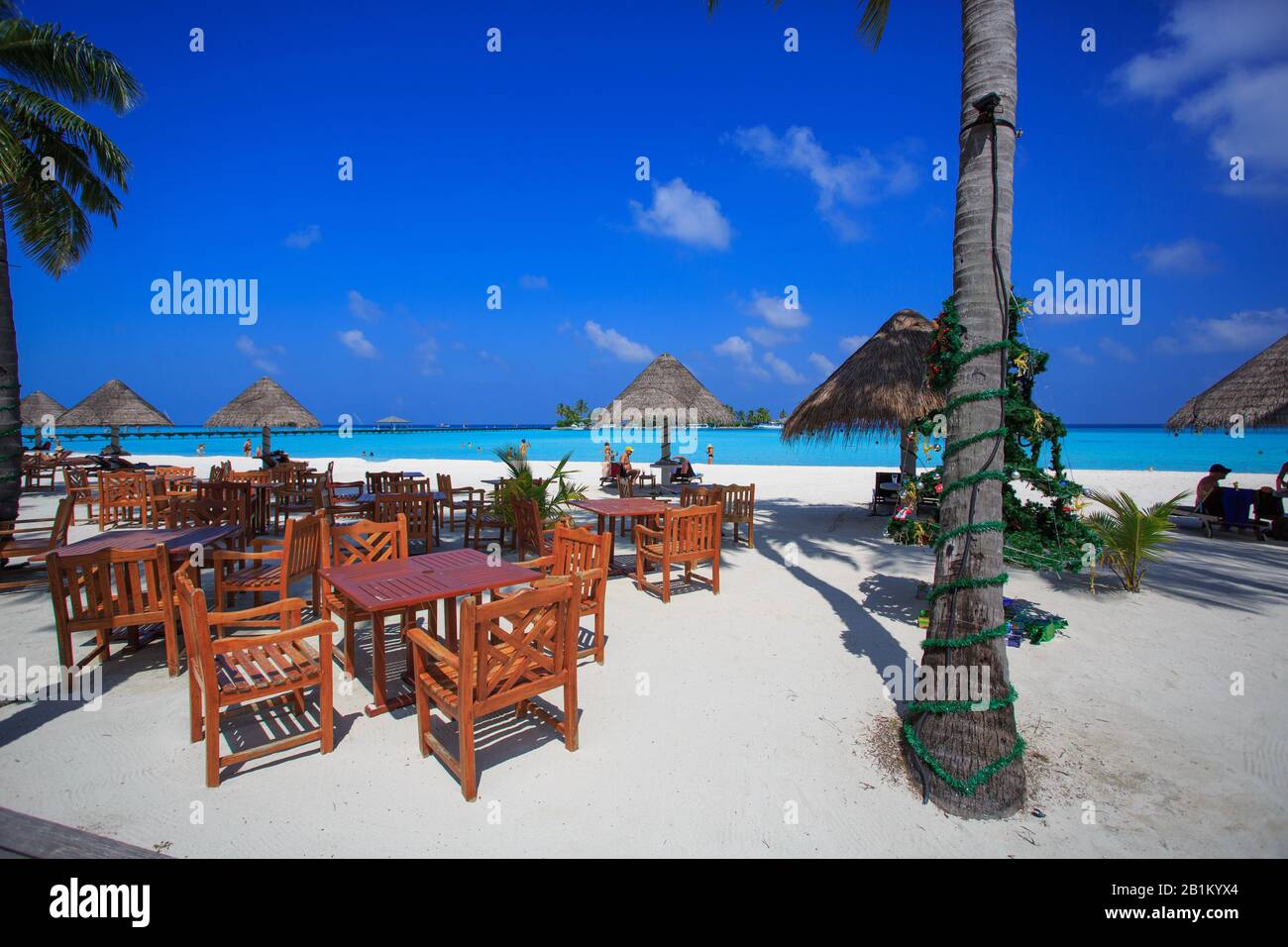 Un ristorante sulla spiaggia alle Maldive (Atollo South Ari) Foto Stock