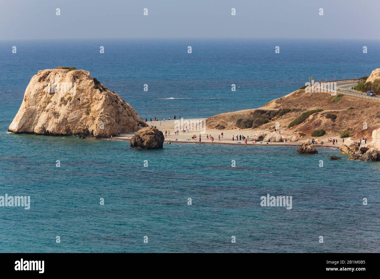 Turisti sulla spiaggia di Aphrodites Rock, Petra Tou Romiou, Pafo, Cipro 2018. Foto Stock