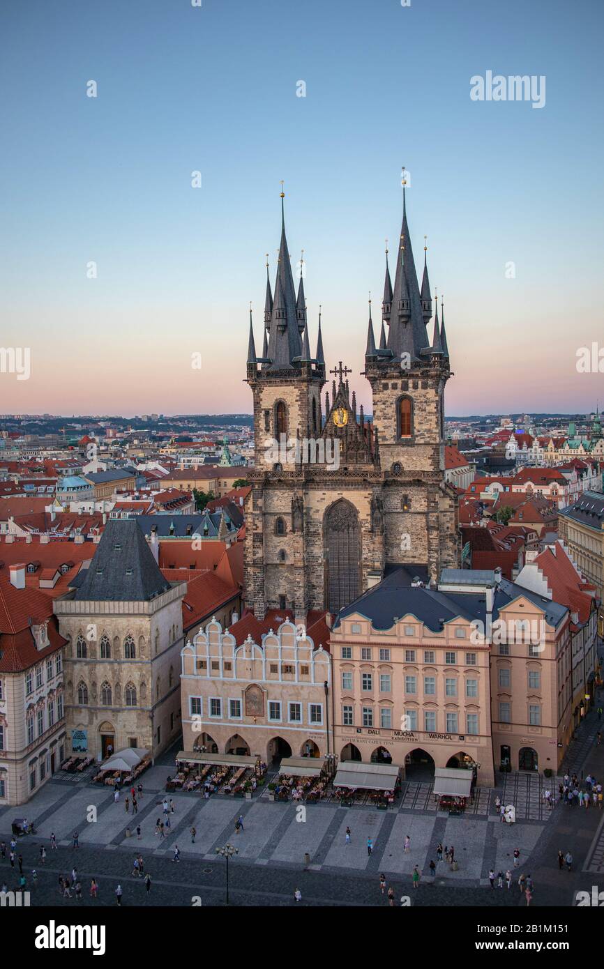 Vedi Tempio Di Tinsko E Galleria Centrale, Praga, Repubblica Ceca. Foto Stock