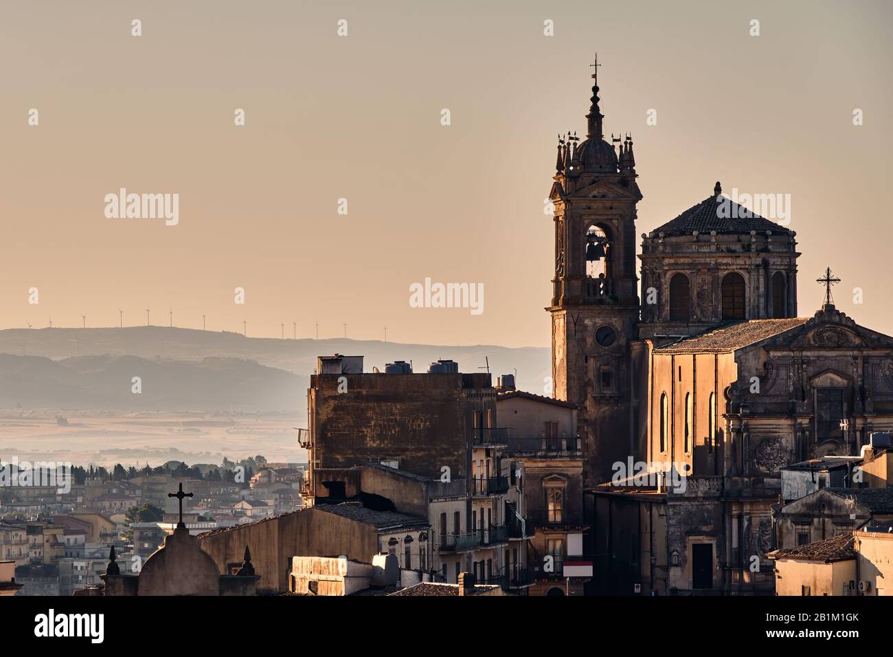 Città italiana illuminata dai colori del tramonto, Sicilia Foto Stock