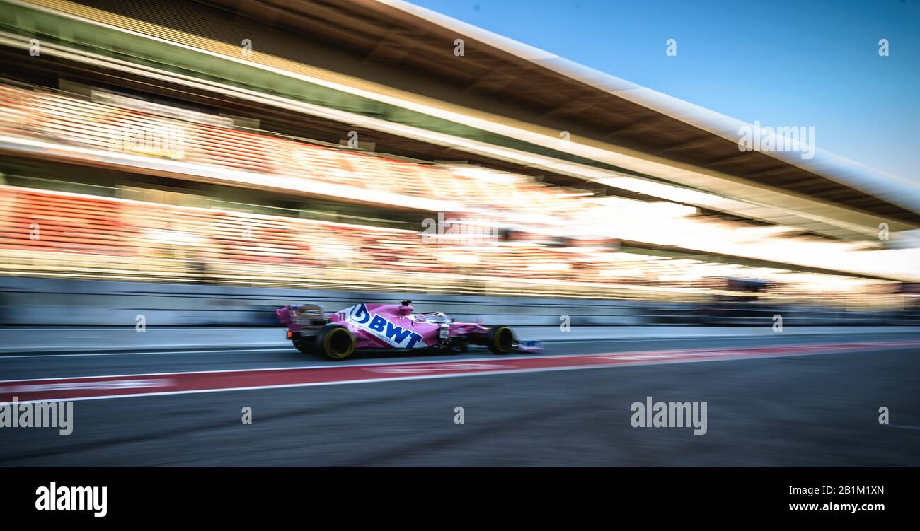 Barcellona, Spagna. 26th Feb, 2020. Sergio PEREZ (MEX) del team Racing Point guida nella sua RP20 attraverso la pit lane al quarto giorno del test invernale di Formula Uno al Circuit de Catalunya Credit: Matthias Oesterle/Alamy Live News Foto Stock