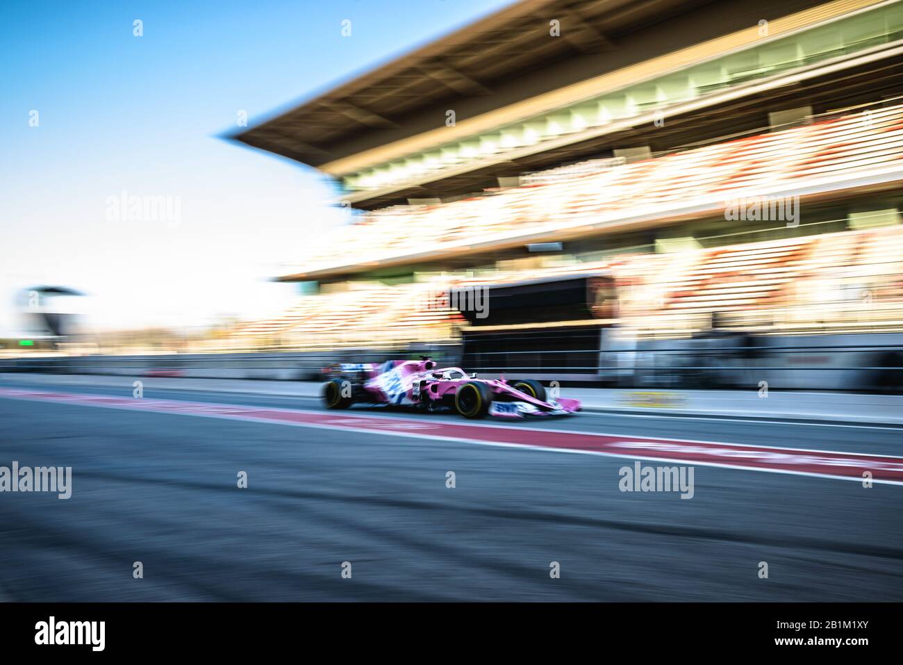 Barcellona, Spagna. 26th Feb, 2020. Sergio PEREZ (MEX) del team Racing Point guida nella sua RP20 attraverso la pit lane al quarto giorno del test invernale di Formula Uno al Circuit de Catalunya Credit: Matthias Oesterle/Alamy Live News Foto Stock