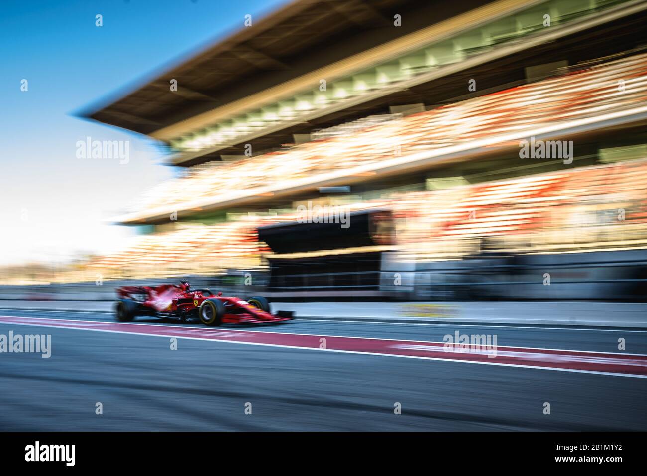 Barcellona, Spagna. 26th Feb, 2020. Charles LECLERC (MON) del team Ferrari guida nella sua SF1000 attraverso la pit lane al quarto giorno della Formula Uno test invernale al Circuit de Catalunya Credit: Matthias Oesterle/Alamy Live News Foto Stock