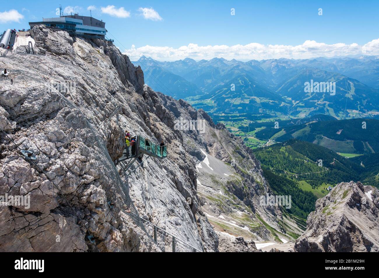 Ramsau Am Dachstein, Austria – 10 Luglio 2016. Paesaggio montagnoso Con Scala al sito del nulla di Dachstein Skywalk in Austria. Foto Stock
