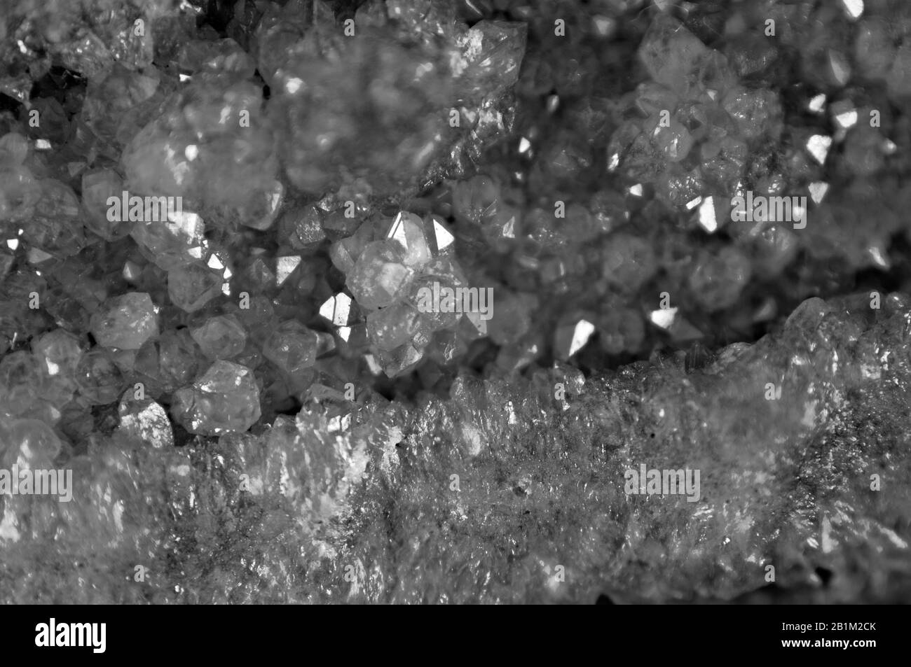 Astratto sfondo bianco e nero dalla struttura cristallina naturale. Foto Stock