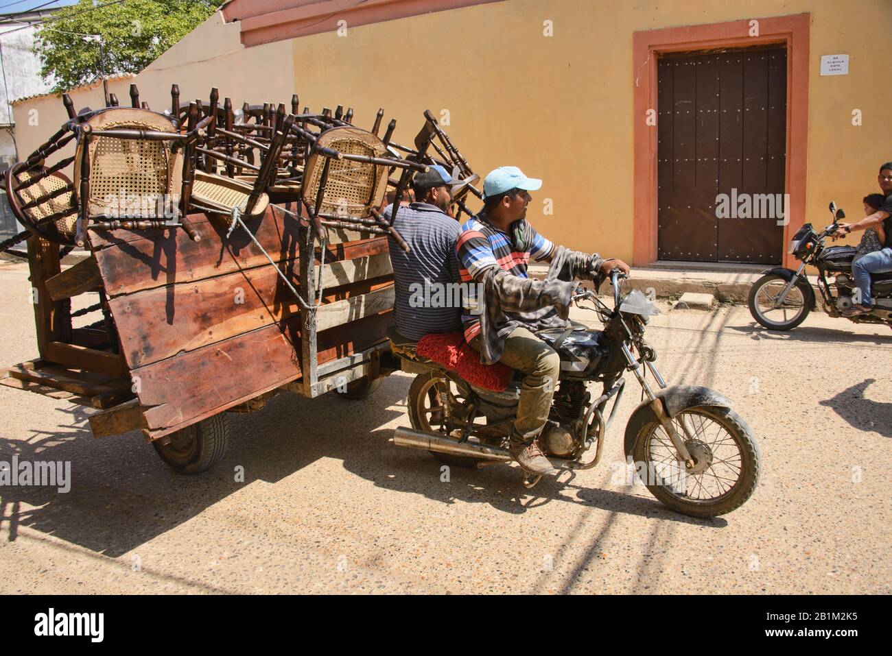 Gente del posto che trasporta le sedie a Santa Cruz de Mompox, Bolivar, Colombia Foto Stock