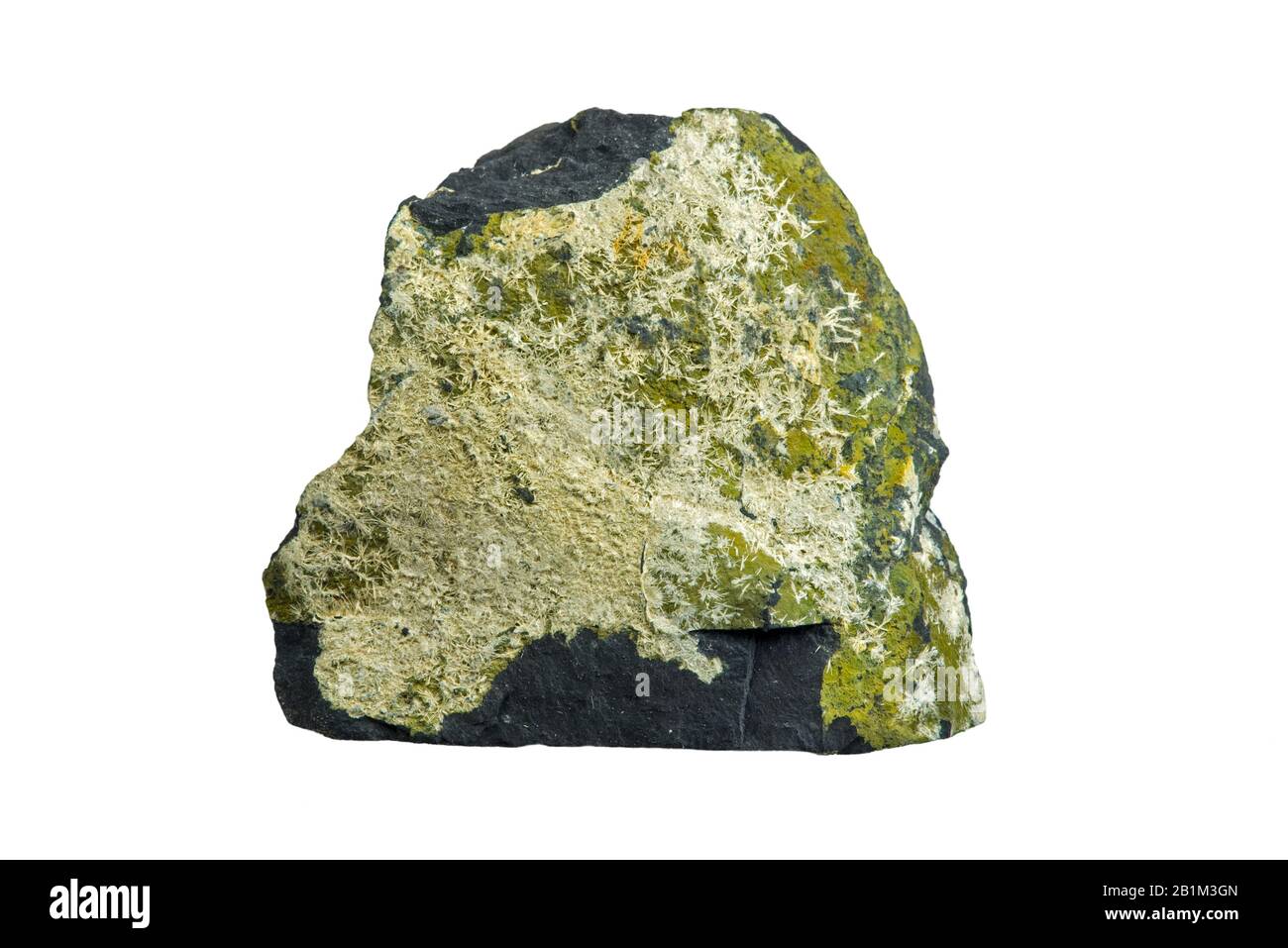 Strunzite, fosfato minerale triclinico-pinacoidale contenente idrogeno, ferro, manganese, ossigeno e fosforo su sfondo bianco Foto Stock