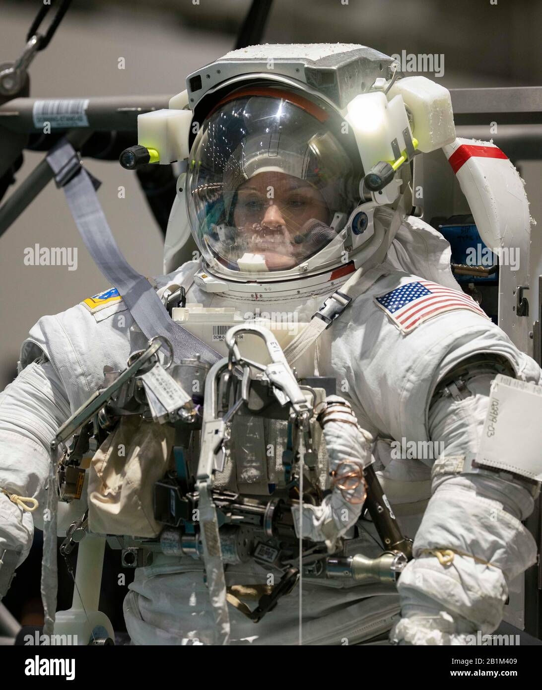 L'astronauta veterano Anne C. McClain si addice al Neutral Gallancy Lab della NASA per l'addestramento all'assenza di peso nella piscina di 6,2 milioni di galloni contenente un mock-up della International Space Station (ISS) di Houston. Foto Stock