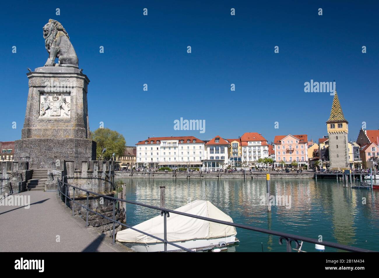 Lindau liegt am östlichen Ufer des Bodenses im Dreiländereck Deutschland–Österreich–Schweiz. Iihr historisches Zentrum ist die insgesamt unter Denkma Foto Stock