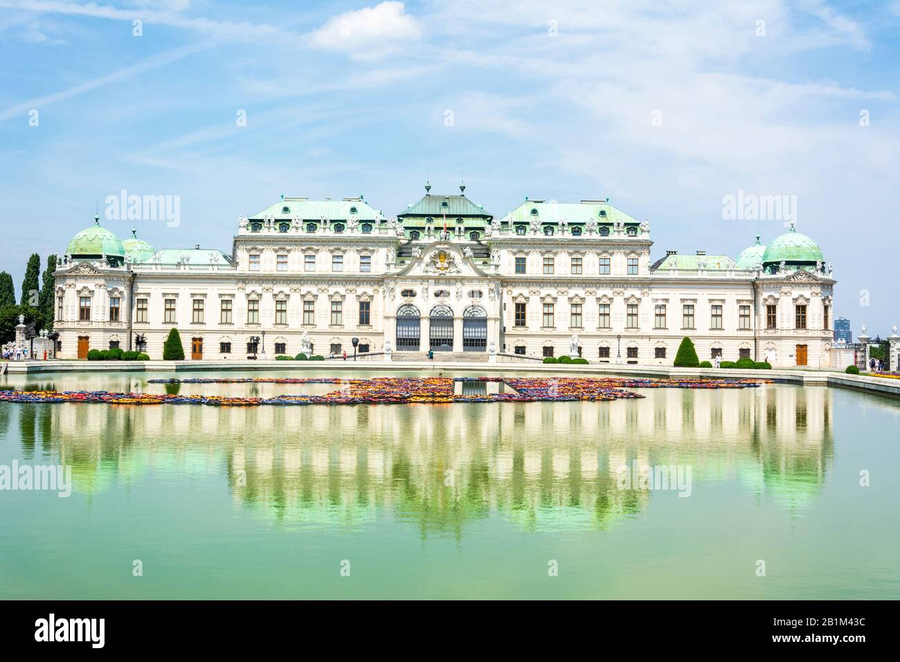 Vienna, Austria – 11 Luglio 2016. Edificio superiore del Palazzo Belvedere di Vienna, in Austria, attraverso un laghetto, in estate. Foto Stock Vienna, Austria – 11 Luglio 2016. Edificio superiore del Palazzo Belvedere di Vienna, in Austria, attraverso un laghetto, in estate. Foto Stock