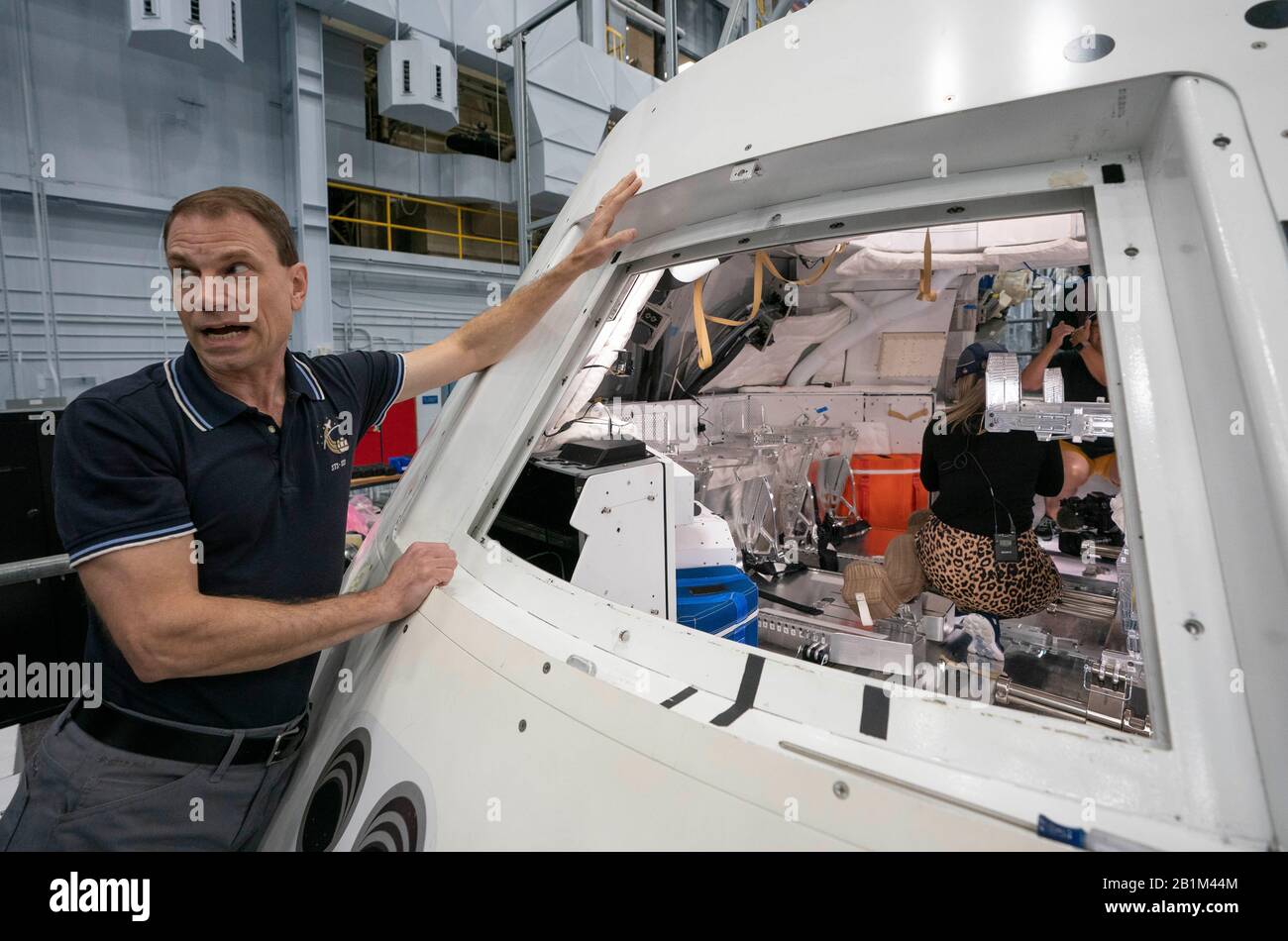 L'astronauta Stan Love della NASA spiega il funzionamento del veicolo spaziale Orion di nuova generazione per visitare i giornalisti mentre la NASA si prepara a lanciare Orion senza equipaggio sulla luna nell'estate del 2020. Foto Stock