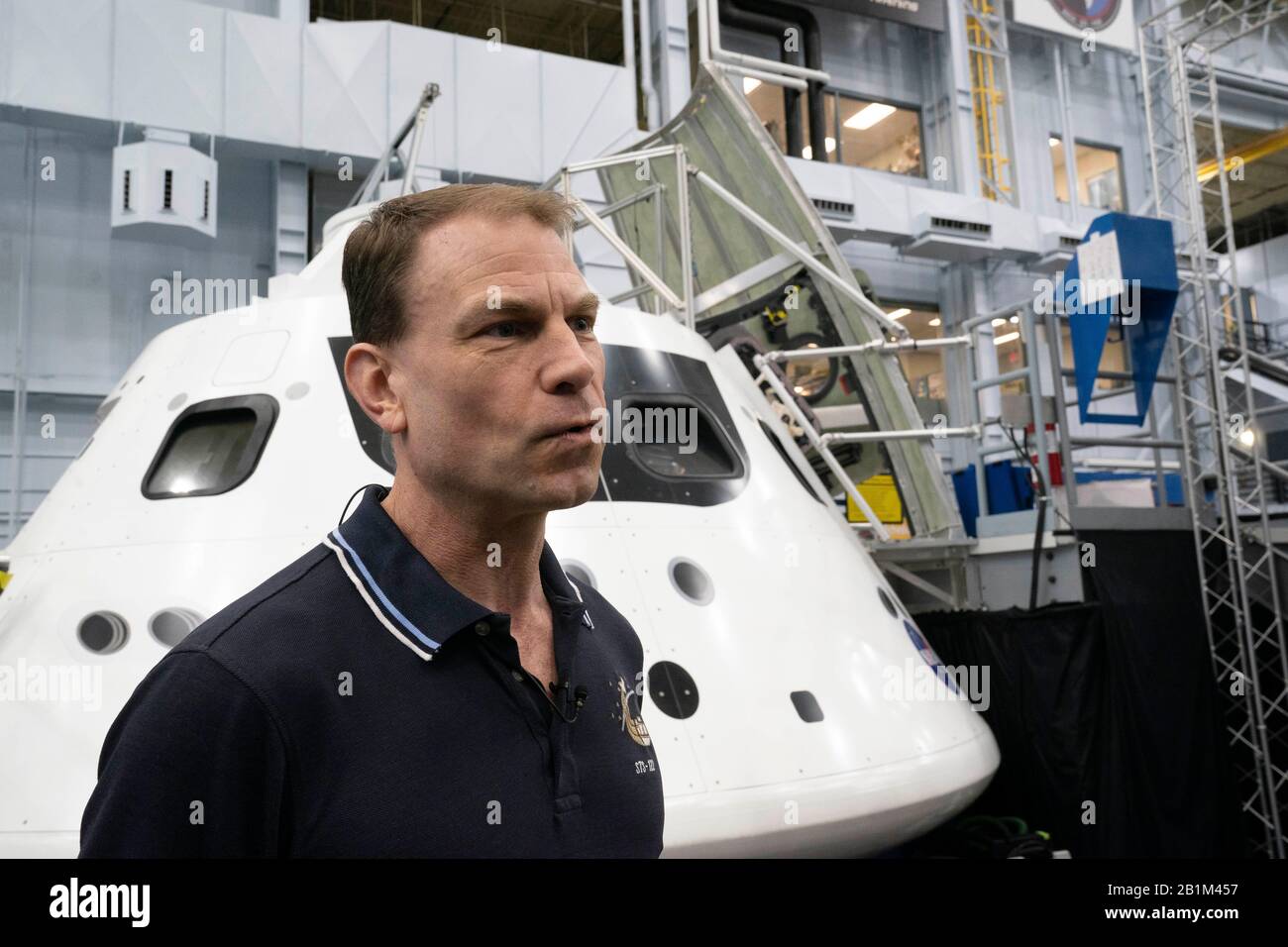 L'astronauta Stan Love della NASA spiega il funzionamento del veicolo spaziale Orion di nuova generazione per visitare i giornalisti mentre la NASA si prepara a lanciare Orion senza equipaggio sulla luna nell'estate del 2020. Foto Stock