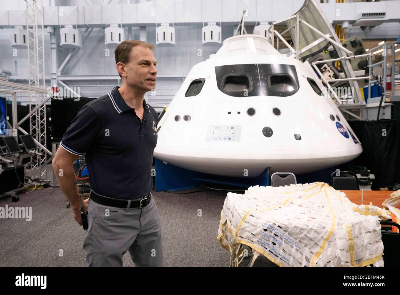 L'astronauta Stan Love della NASA spiega il funzionamento del veicolo spaziale Orion di nuova generazione per visitare i giornalisti mentre la NASA si prepara a lanciare Orion senza equipaggio sulla luna nell'estate del 2020. Foto Stock