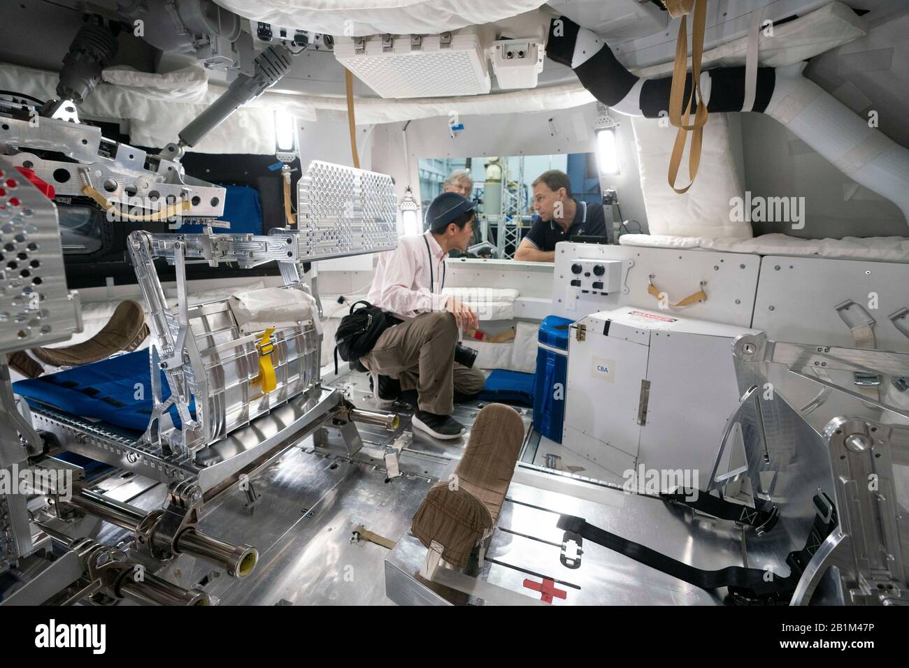I giornalisti esplorano un mock-up della capsula spaziale Orion alla NASA di Houston che porterà quattro astronauti in future missioni spaziali profonde sulla luna, un asteroide o Marte. Foto Stock