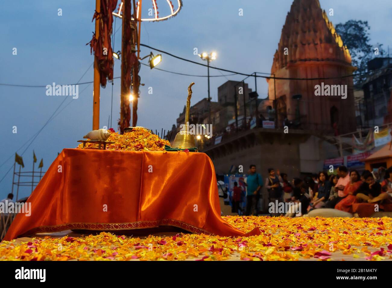 Incenso, fiori, candele e altre cose per i rituali della cerimonia Ganga aarti in Dashashwamedh Ghat. Varanasi. India Foto Stock