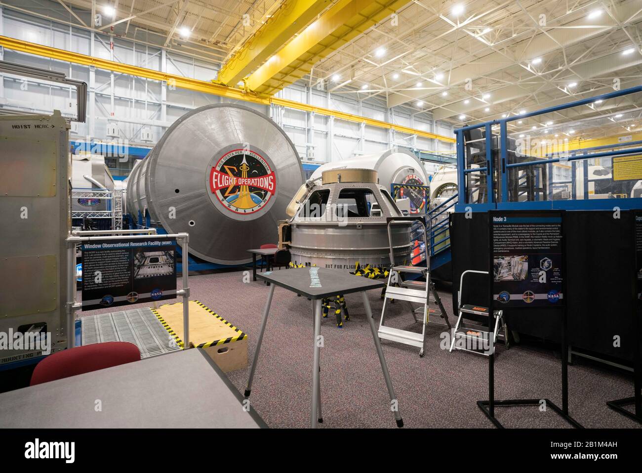 Houston, TX USA 25 febbraio 2020: I modelli di vari veicoli spaziali, tra cui la Stazione spaziale Internazionale (ISS), sono esposti in una struttura cavernosa del NASA Johnson Space Center fuori Houston. La NASA sta chiamando una classe 2020 di nuovi astronauti a marzo e si aspetta migliaia di applicazioni. Credito: Bob Daemmrich/Alamy Live News Foto Stock