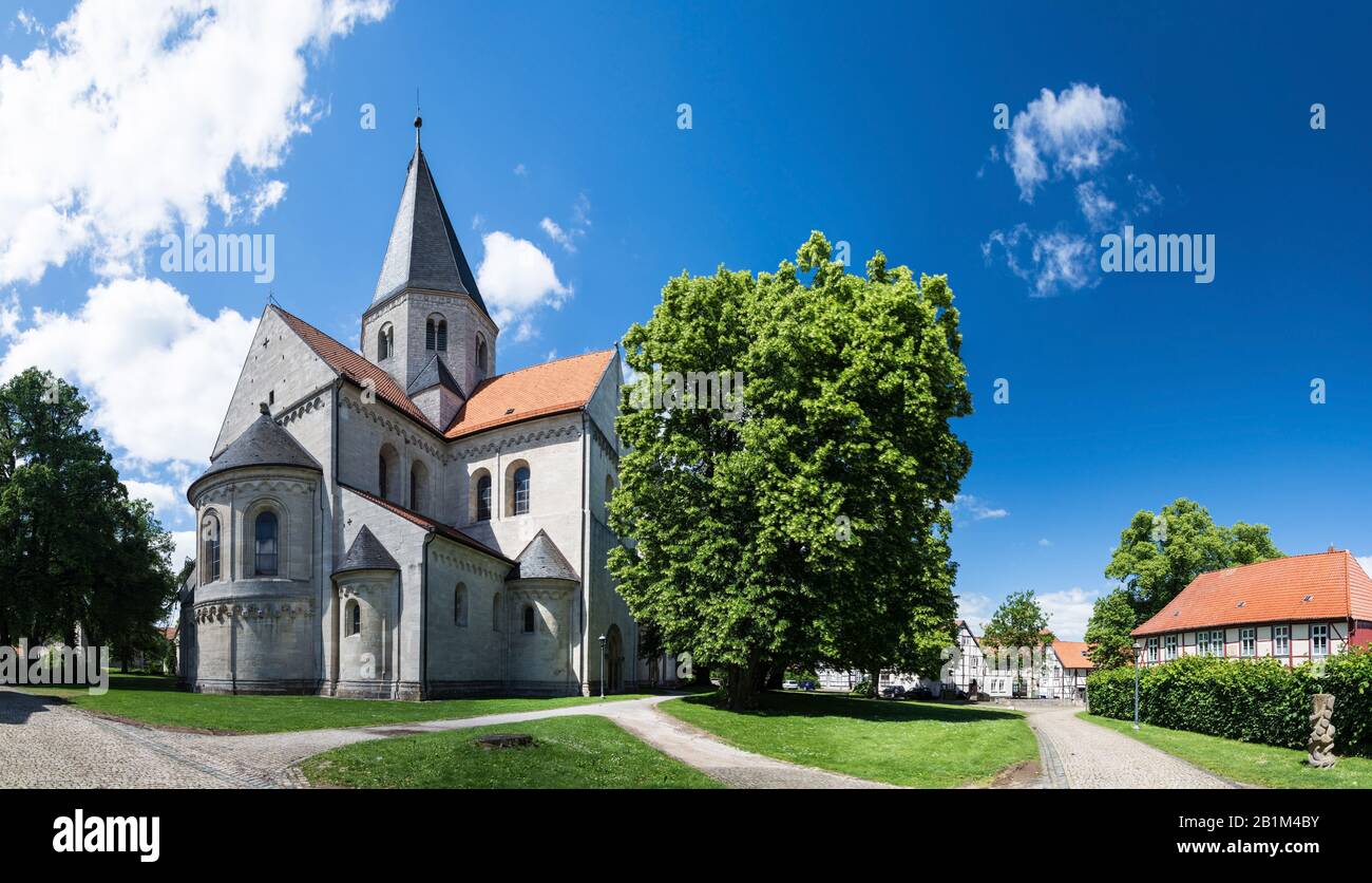 Der Kaiserdom a Königslutter am Elm wurde 1135 von Kaiser Lothar III. Als Benediktiner-Abteikirche und Grablige für sich und seine Familie gesiftet. Foto Stock