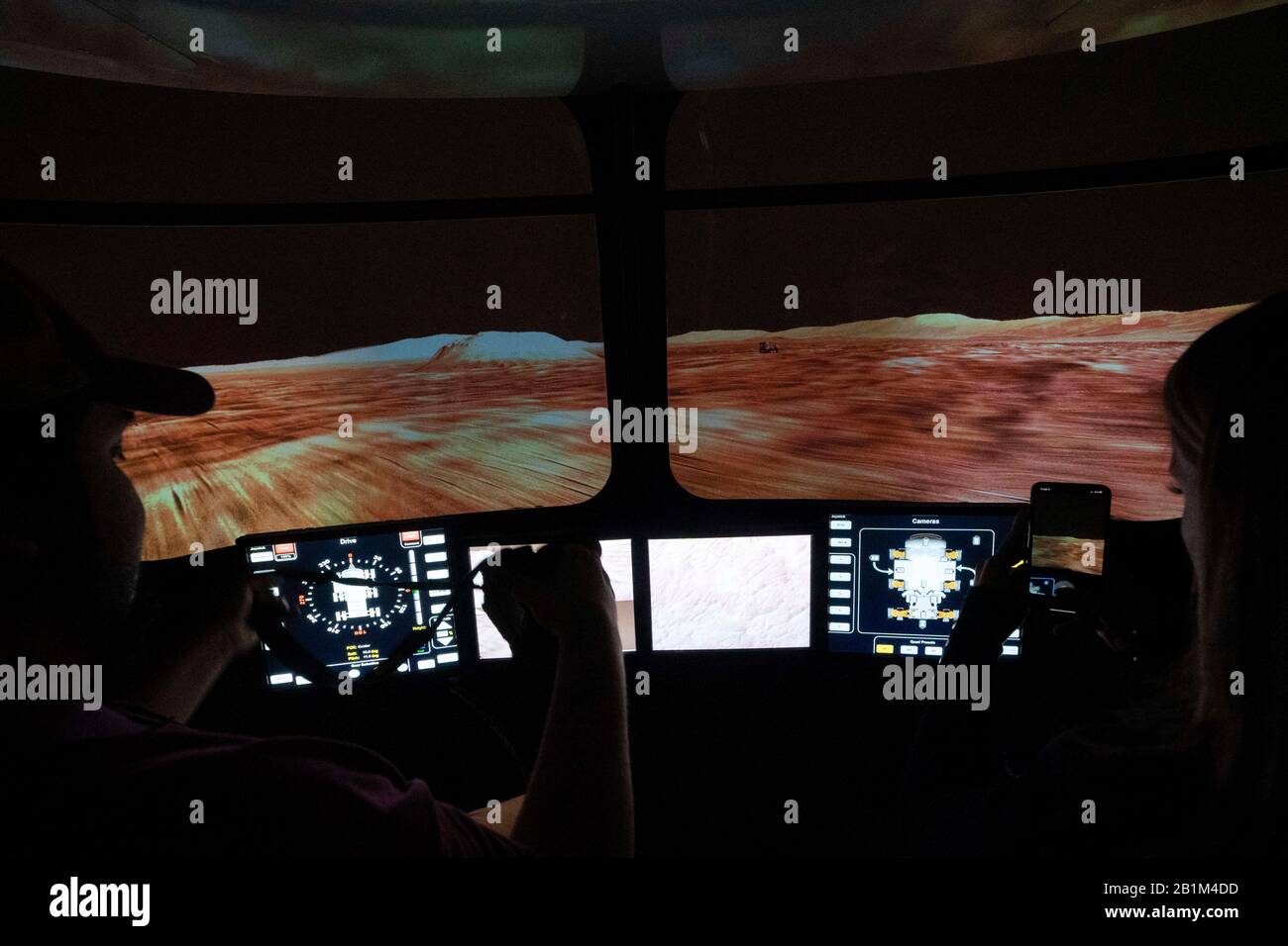 I giornalisti guidano un futuro simulatore Mars Rover in due persone nel Systems Engineering Simulator (SES) della NASA a Houston. Foto Stock