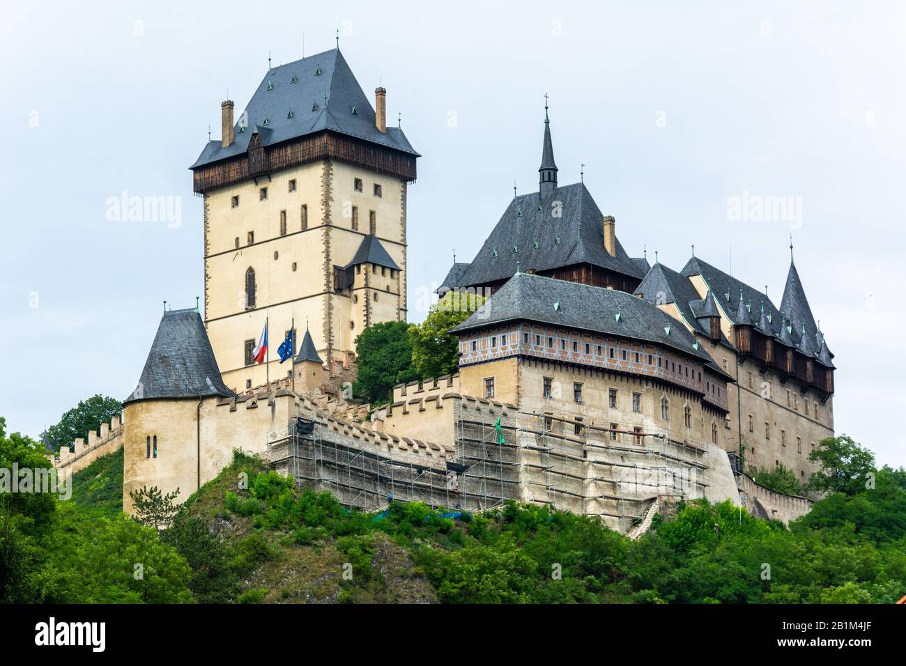 Karlstejn, Repubblica Ceca – 12 Luglio 2016. Vista esterna del castello di Karlstejn nella Repubblica Ceca. Questo grande castello gotico fu fondato nel 1348 da CH Foto Stock