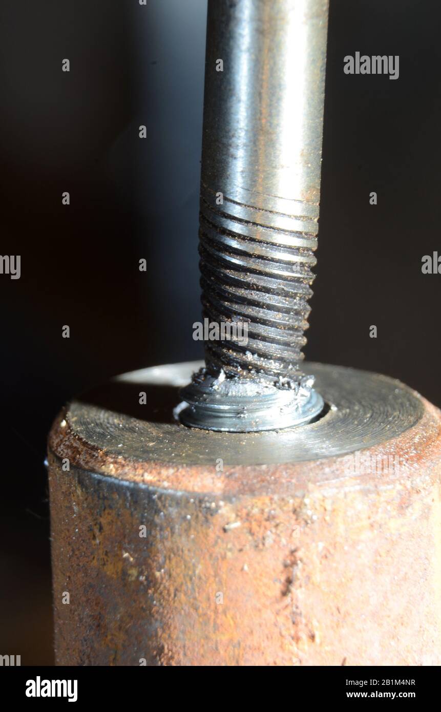 Estrattore a rubinetto in uso per rimuovere il moncone sinistro di un bullone rotto. Foto Stock