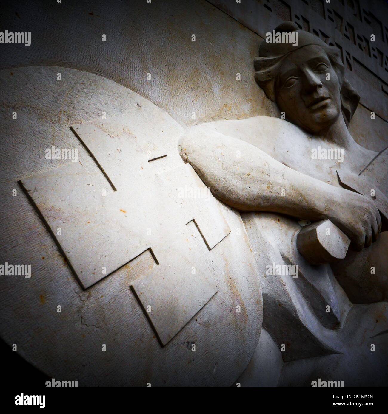 Memoriale alle vittime dei massacri nazisti del 1944, vista Filtrata Digitalmente, parco di Bron Fort, Bron, Francia Foto Stock