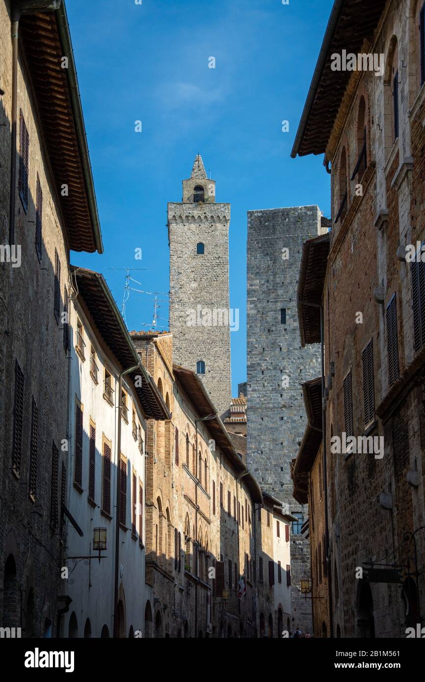 San Gimignano ist eine italienische Kleinstadt in der Provinz Siena, Toskana, Mit einem mittelalterlichen Stadtkern und wird auch "Mittelalterliches M Foto Stock