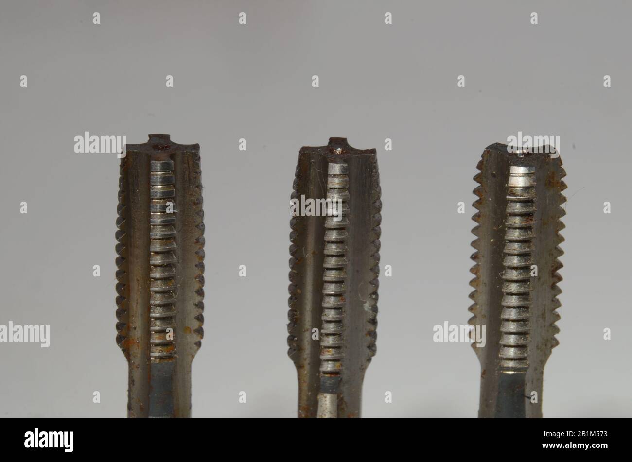 Chiudere il set di maschi filettati M8 con maschiatura conica a sinistra, secondo maschiatura al centro e rubinetto inferiore a destra. Foto Stock
