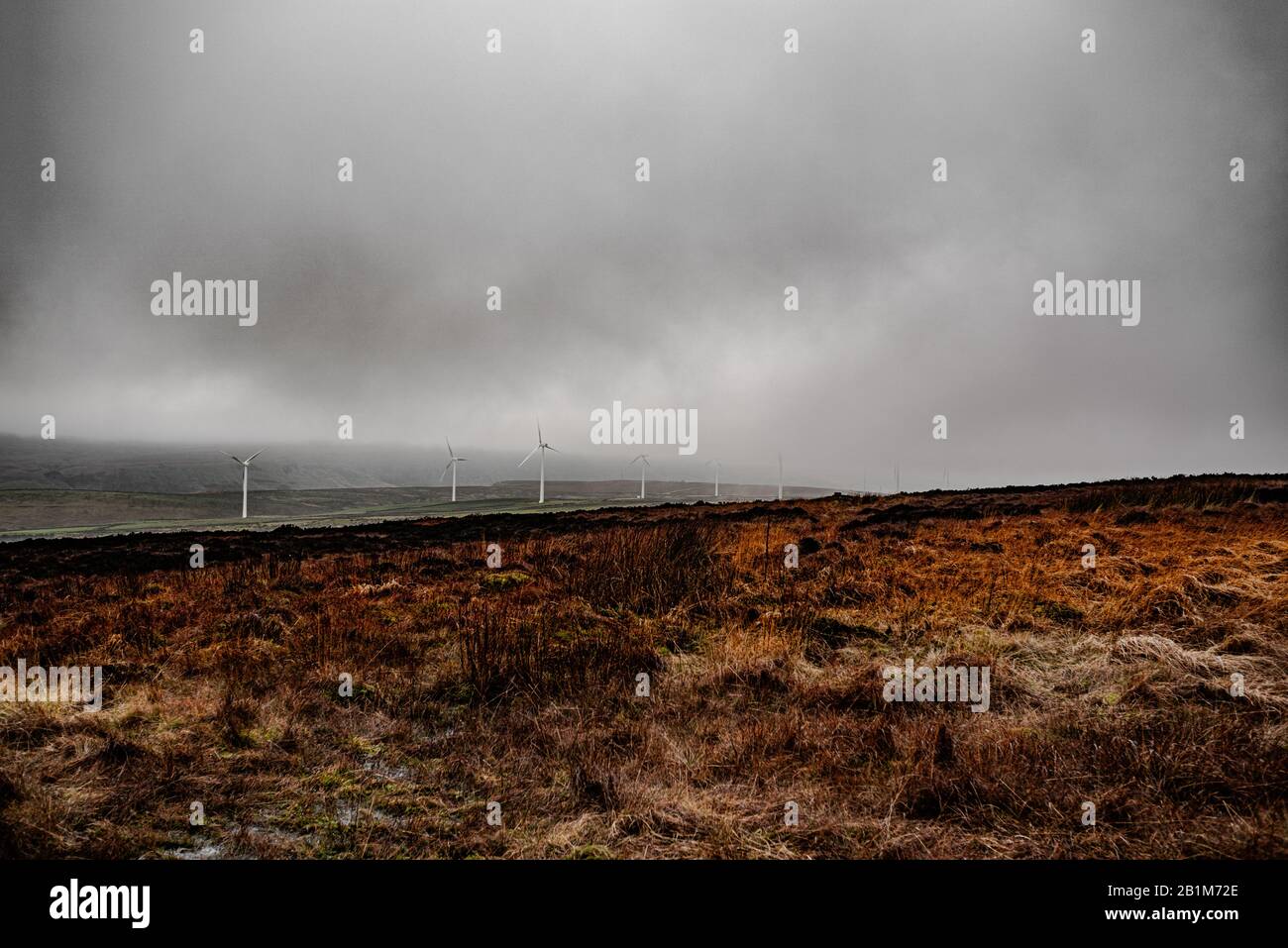 Turbine eoliche in una giornata molto nebulosa sulle brughiere dell'Inghilterra settentrionale Foto Stock
